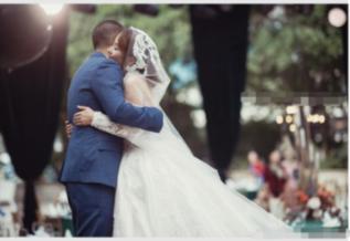 女友发个无语然后再发亲亲什么意思？