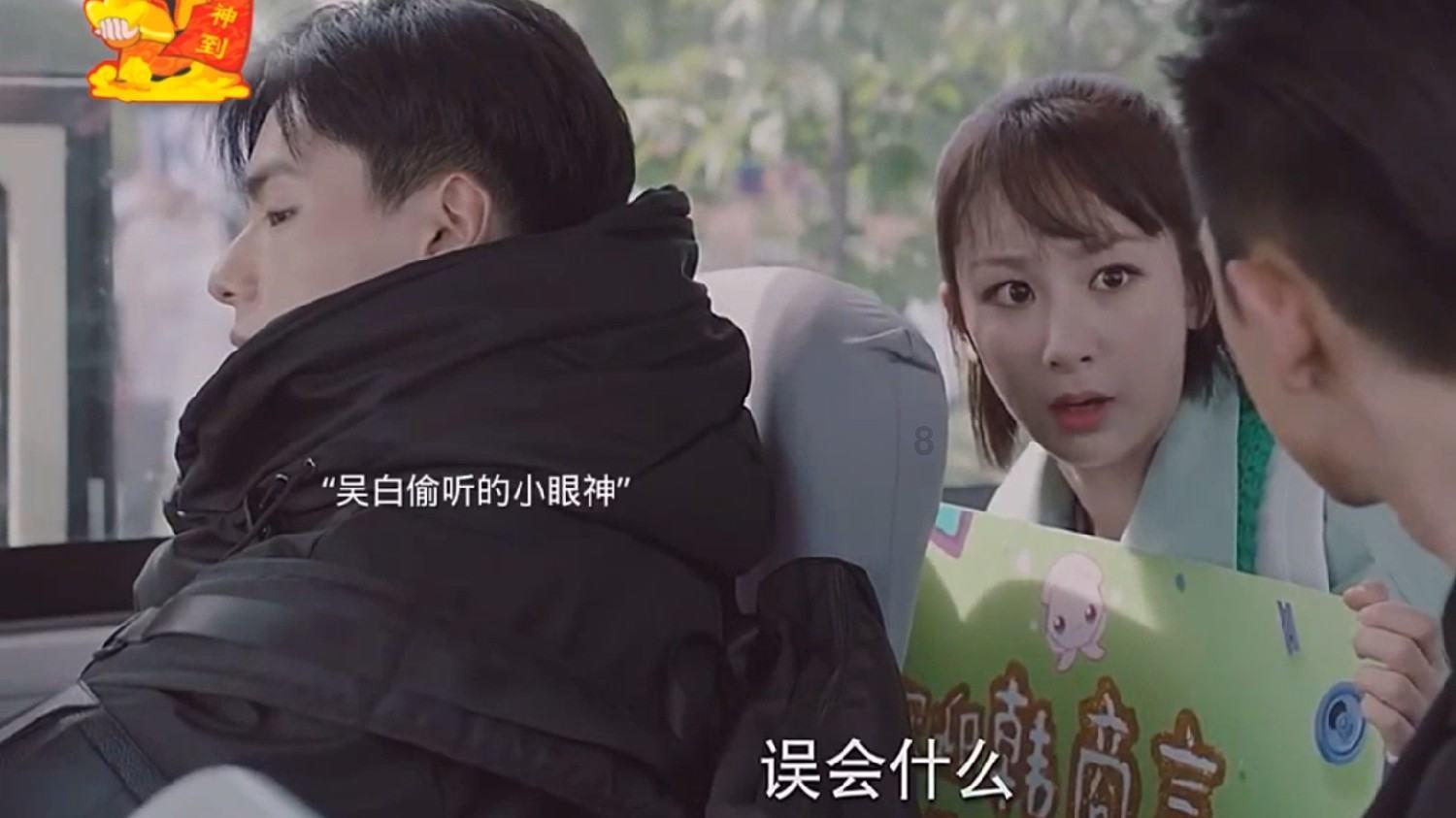 鞠婧祎在机场真会穿，露脐装配休闲裤，轻松美出少女范！