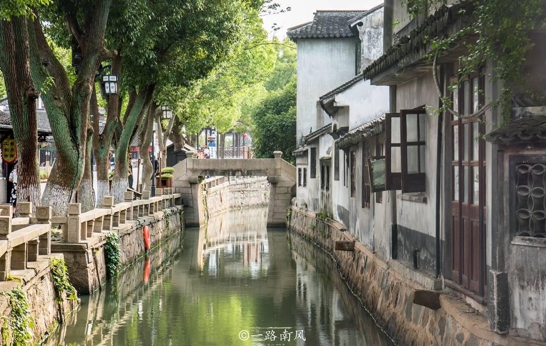 白色短款小衫搭黑色紧身牛仔裤，显身材又显成熟的气质，你喜欢吗？游戏画面